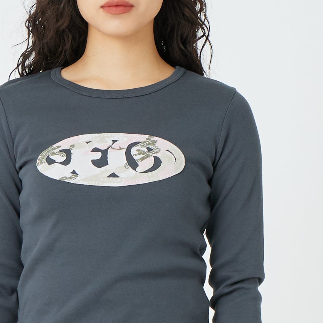 X-girl [エックスガール] オーバルロゴ パッチ コンパクトTシャツ [105261011020] CHARCOAL &&モデル身長：162cm 着用サイズ：F&&