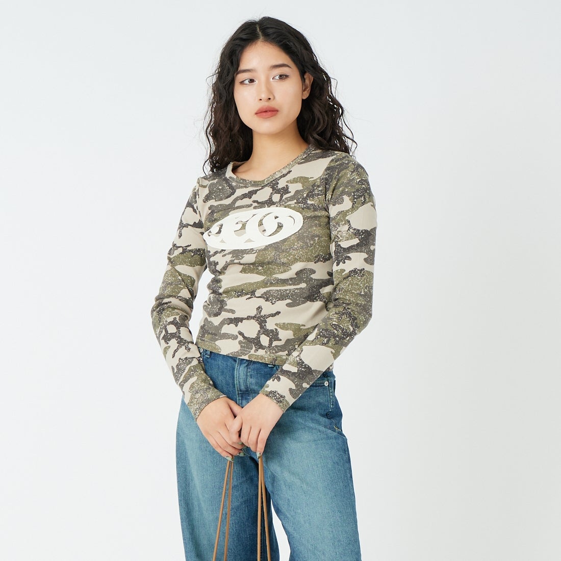 X-girl [エックスガール] オーバルロゴ パッチ コンパクトTシャツ [105261011020] CAMO &&モデル身長：162cm 着用サイズ：F&&