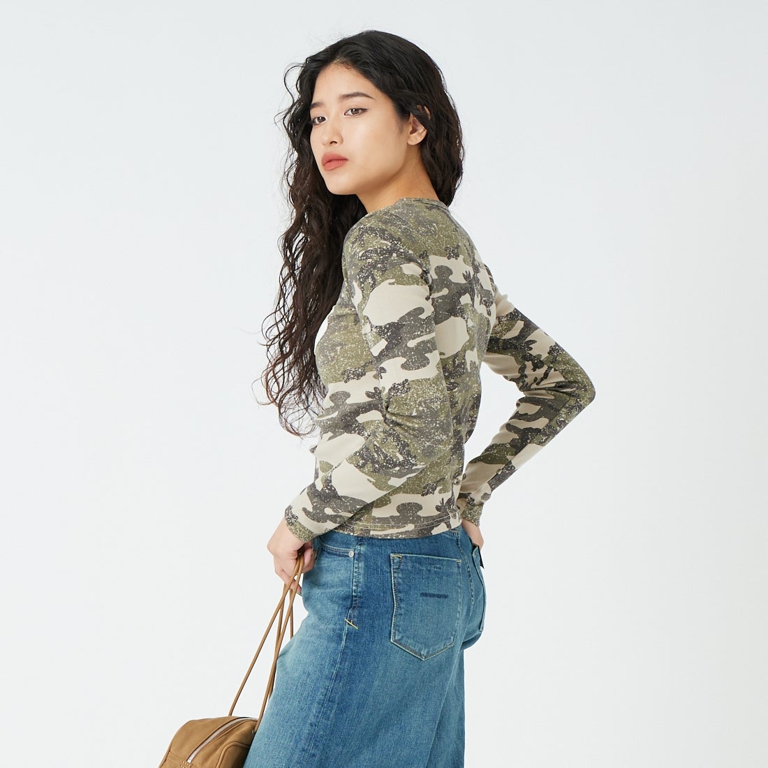 X-girl [エックスガール] オーバルロゴ パッチ コンパクトTシャツ [105261011020] CAMO &&モデル身長：162cm 着用サイズ：F&&