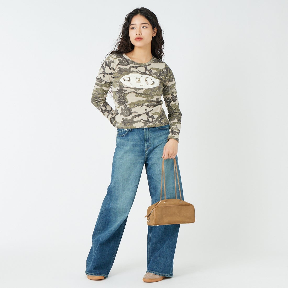 X-girl [エックスガール] オーバルロゴ パッチ コンパクトTシャツ [105261011020] CAMO &&モデル身長：162cm 着用サイズ：F&&