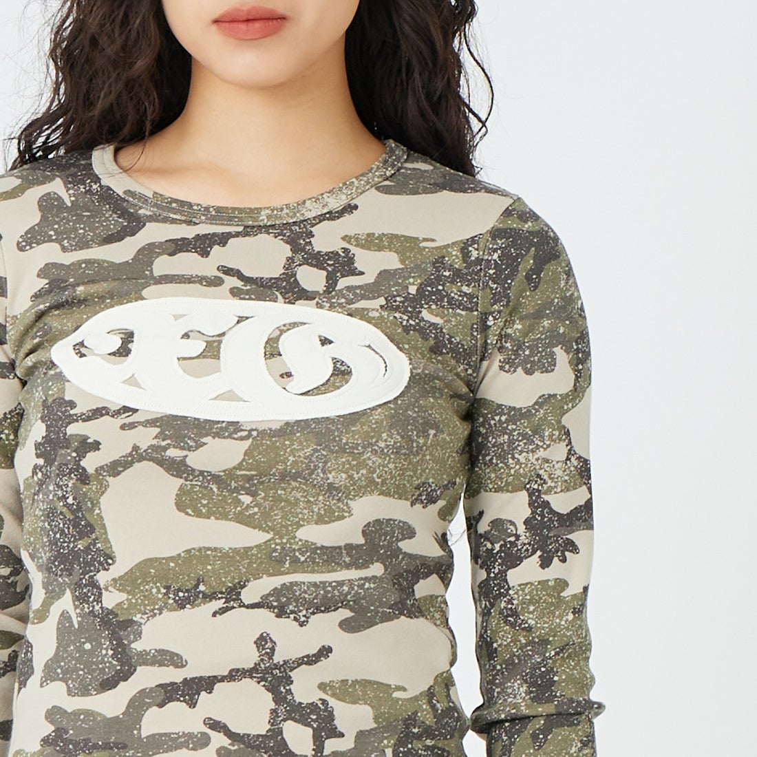 X-girl [エックスガール] オーバルロゴ パッチ コンパクトTシャツ [105261011020] CAMO &&モデル身長：162cm 着用サイズ：F&&