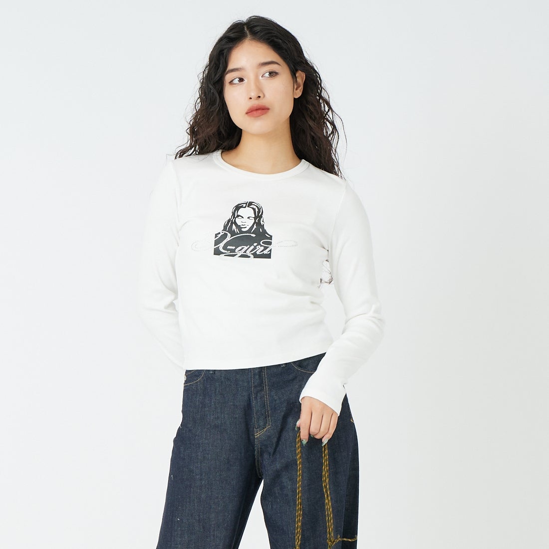 X-girl [エックスガール] ラインストーン コンパクトTシャツ [105261011006] WHITE &&モデル身長：162cm 着用サイズ：M&&