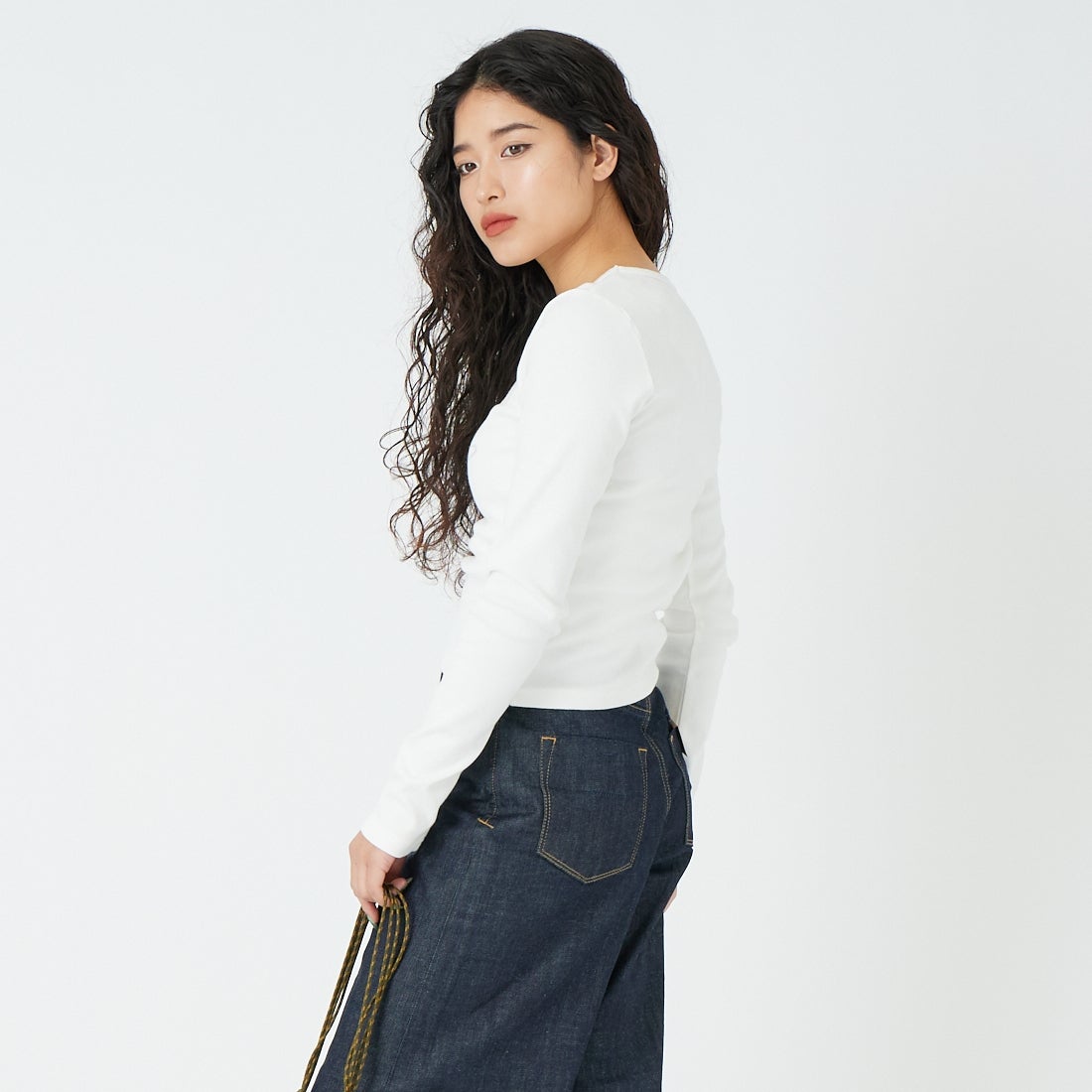 X-girl [エックスガール] ラインストーン コンパクトTシャツ [105261011006] WHITE &&モデル身長：162cm 着用サイズ：M&&