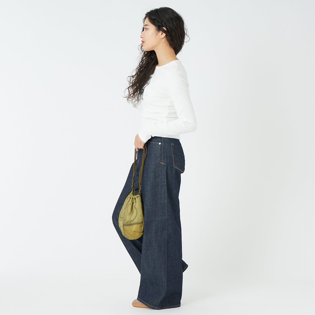 X-girl [エックスガール] ラインストーン コンパクトTシャツ [105261011006] WHITE &&モデル身長：162cm 着用サイズ：M&&