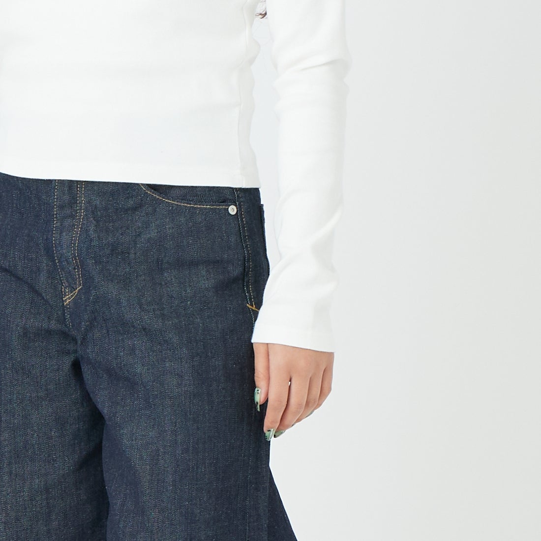 X-girl [エックスガール] ラインストーン コンパクトTシャツ [105261011006] WHITE &&モデル身長：162cm 着用サイズ：M&&