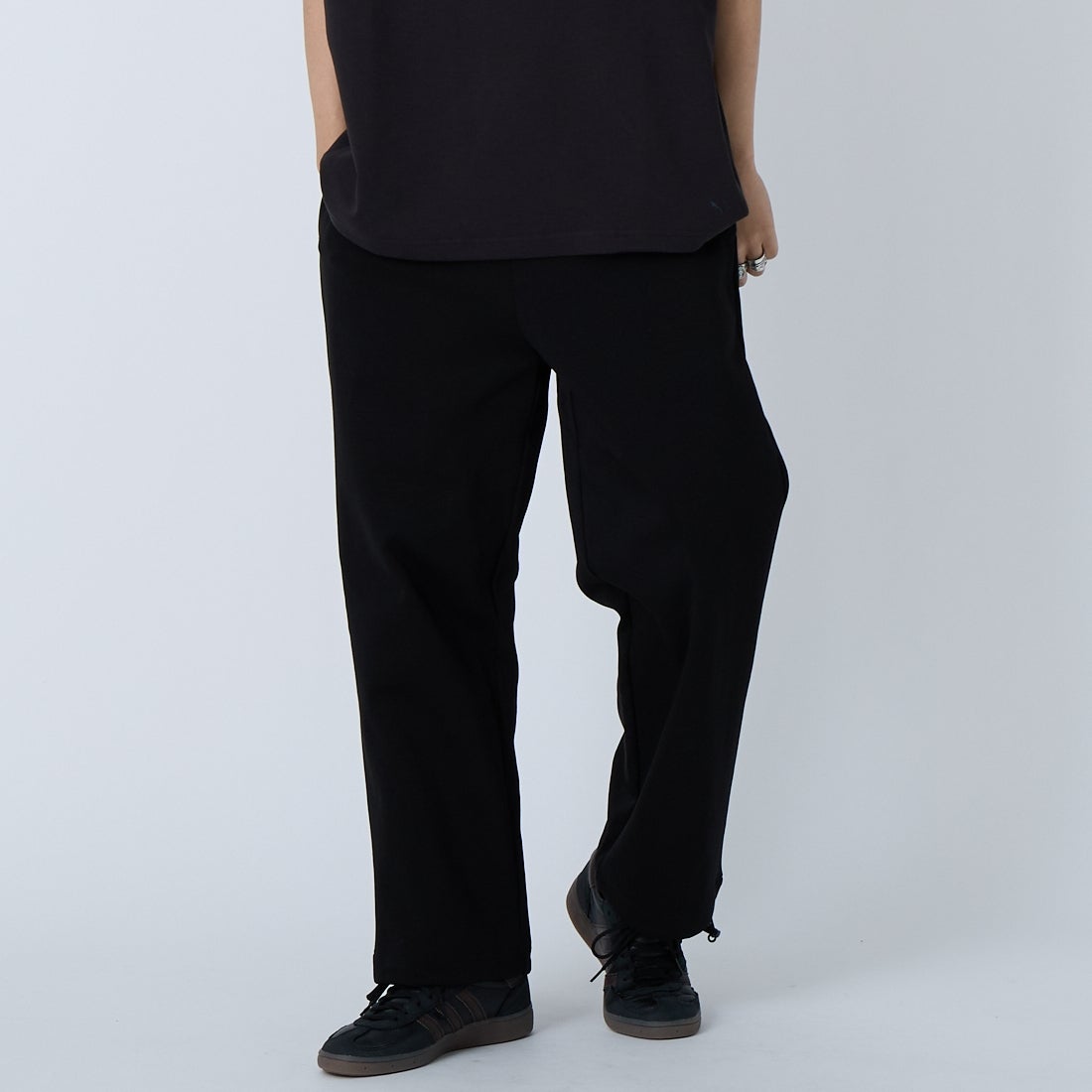 UNIVERSAL OVERALL [ユニバーサルオーバーオール] ポンチカーブリラックスパンツ [U2611662IN-JF] BLACK &&モデル身長：179cm 着用サイズ：M&&