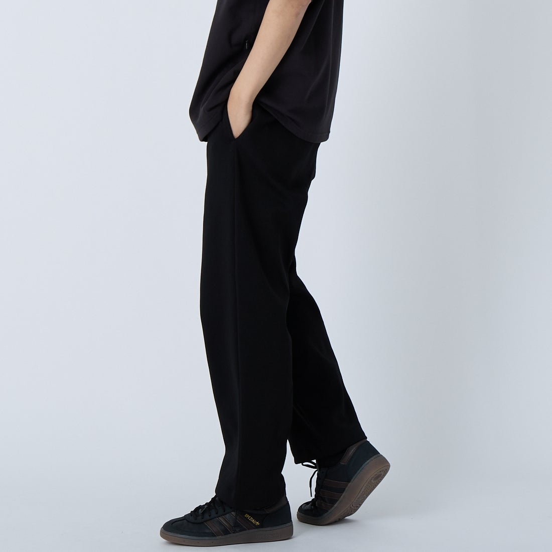 UNIVERSAL OVERALL [ユニバーサルオーバーオール] ポンチカーブリラックスパンツ [U2611662IN-JF] BLACK &&モデル身長：179cm 着用サイズ：M&&