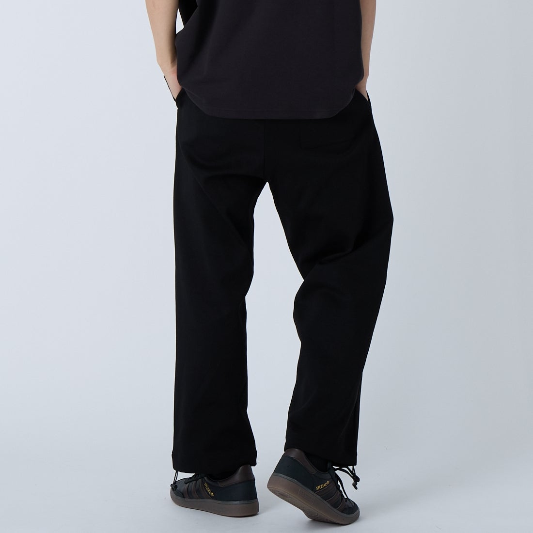 UNIVERSAL OVERALL [ユニバーサルオーバーオール] ポンチカーブリラックスパンツ [U2611662IN-JF] BLACK &&モデル身長：179cm 着用サイズ：M&&