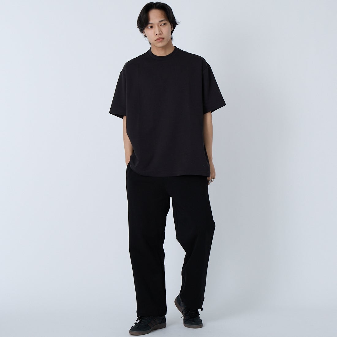 UNIVERSAL OVERALL [ユニバーサルオーバーオール] ポンチカーブリラックスパンツ [U2611662IN-JF] BLACK &&モデル身長：179cm 着用サイズ：M&&