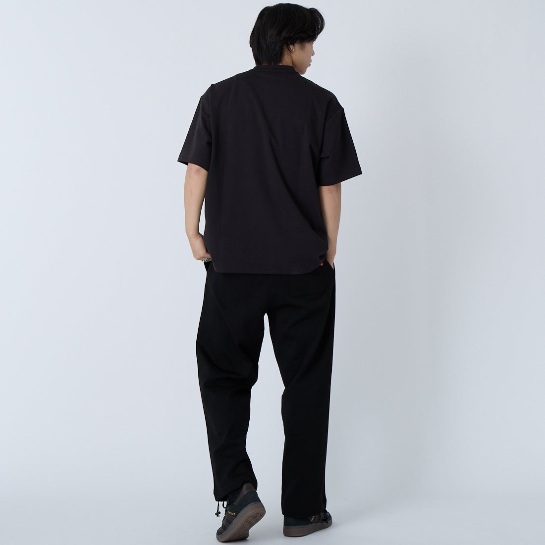 UNIVERSAL OVERALL [ユニバーサルオーバーオール] ポンチカーブリラックスパンツ [U2611662IN-JF] BLACK &&モデル身長：179cm 着用サイズ：M&&