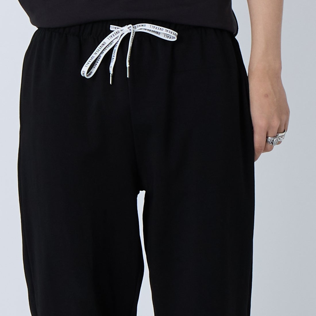UNIVERSAL OVERALL [ユニバーサルオーバーオール] ポンチカーブリラックスパンツ [U2611662IN-JF] BLACK &&モデル身長：179cm 着用サイズ：M&&
