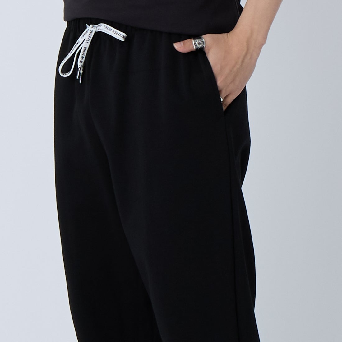 UNIVERSAL OVERALL [ユニバーサルオーバーオール] ポンチカーブリラックスパンツ [U2611662IN-JF] BLACK &&モデル身長：179cm 着用サイズ：M&&