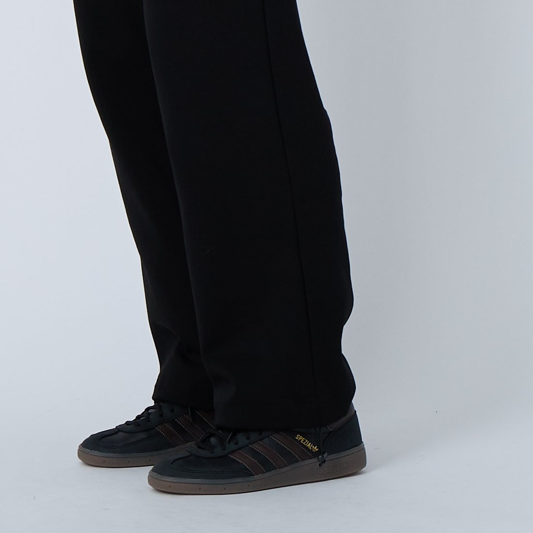 UNIVERSAL OVERALL [ユニバーサルオーバーオール] ポンチカーブリラックスパンツ [U2611662IN-JF] BLACK &&モデル身長：179cm 着用サイズ：M&&