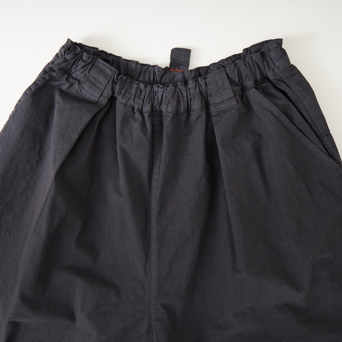 tumugu: [ツムグ] ジンバブエコットンツイル 8分丈ワイドパンツ [TB26104] 88 CHARCOA