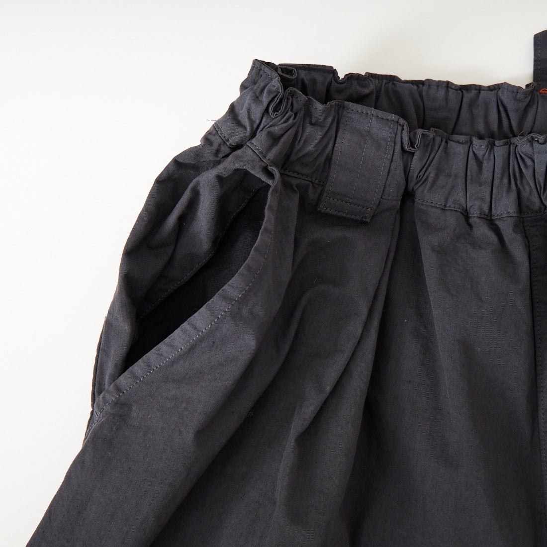 tumugu: [ツムグ] ジンバブエコットンツイル 8分丈ワイドパンツ [TB26104] 88 CHARCOA