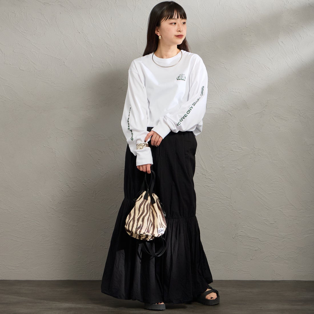 THE SHINZONE [ザ シンゾーン] GRIC ロングスリーブTシャツ [26SMSCU11] 01 WHITE &&モデル身長：150cm 着用サイズ：F0&&