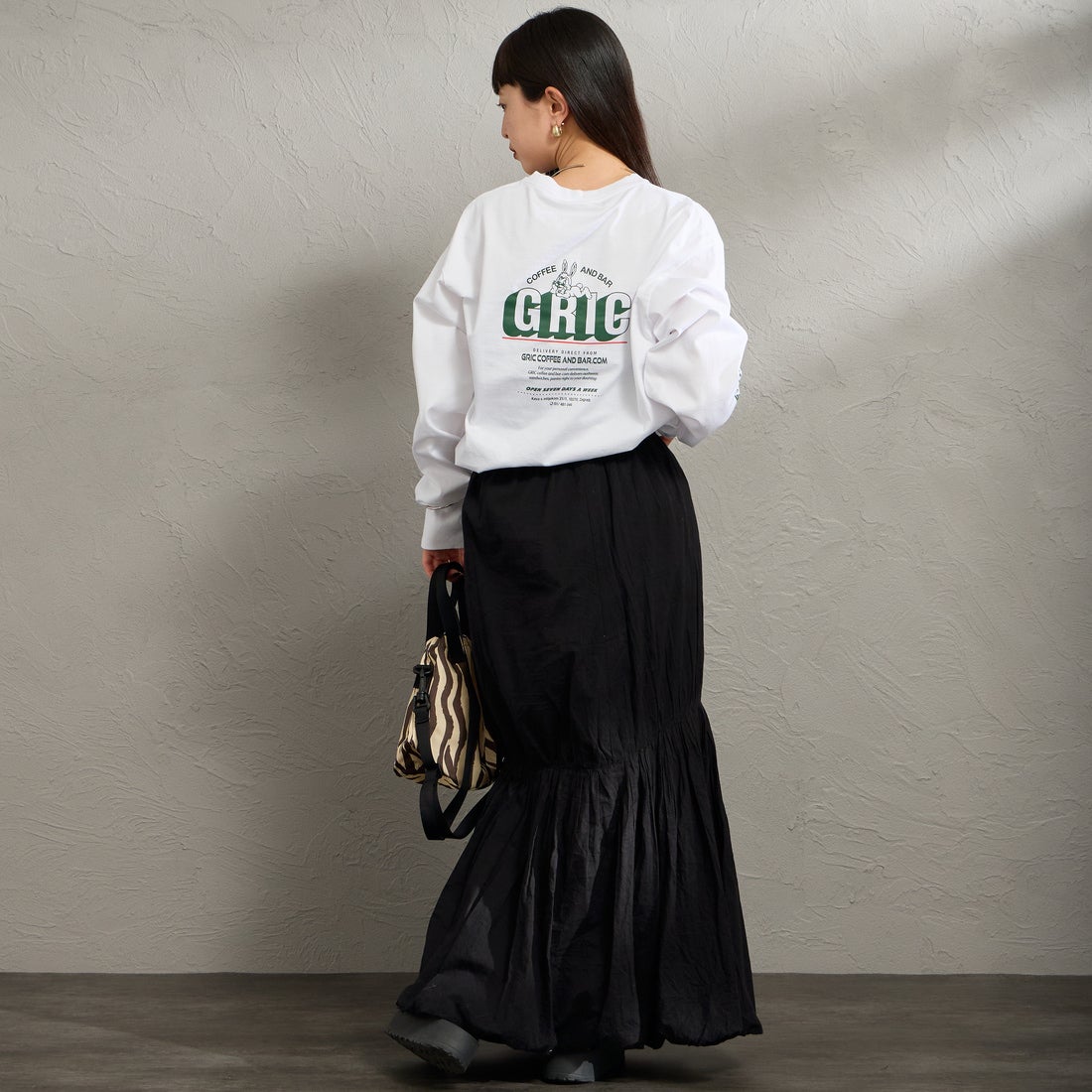 THE SHINZONE [ザ シンゾーン] GRIC ロングスリーブTシャツ [26SMSCU11] 01 WHITE &&モデル身長：150cm 着用サイズ：F0&&