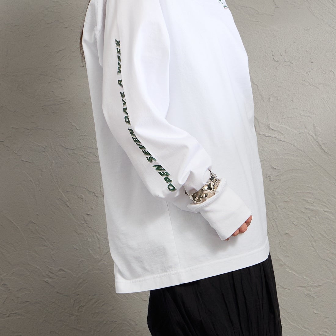 THE SHINZONE [ザ シンゾーン] GRIC ロングスリーブTシャツ [26SMSCU11] 01 WHITE &&モデル身長：150cm 着用サイズ：F0&&