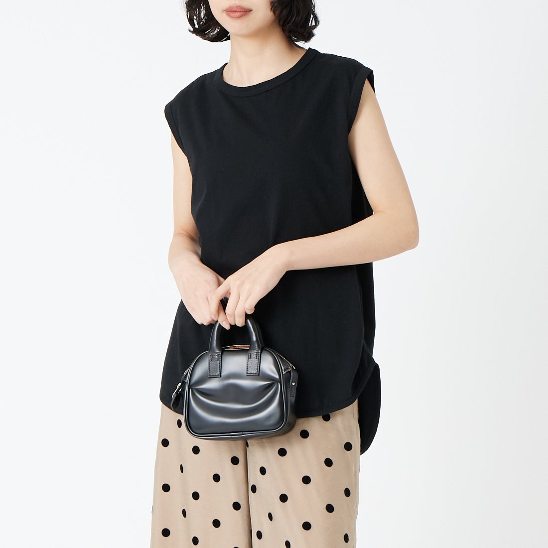 tumugu: [ツムグ] 裾ラウンドタンクトップ [TC23116] 99 BLACK &&モデル身長：162cm 着用サイズ：F&&