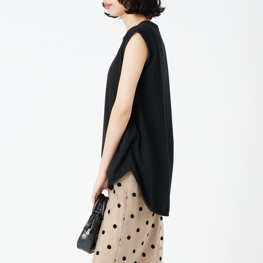 tumugu: [ツムグ] 裾ラウンドタンクトップ [TC23116] 99 BLACK &&モデル身長：162cm 着用サイズ：F&&