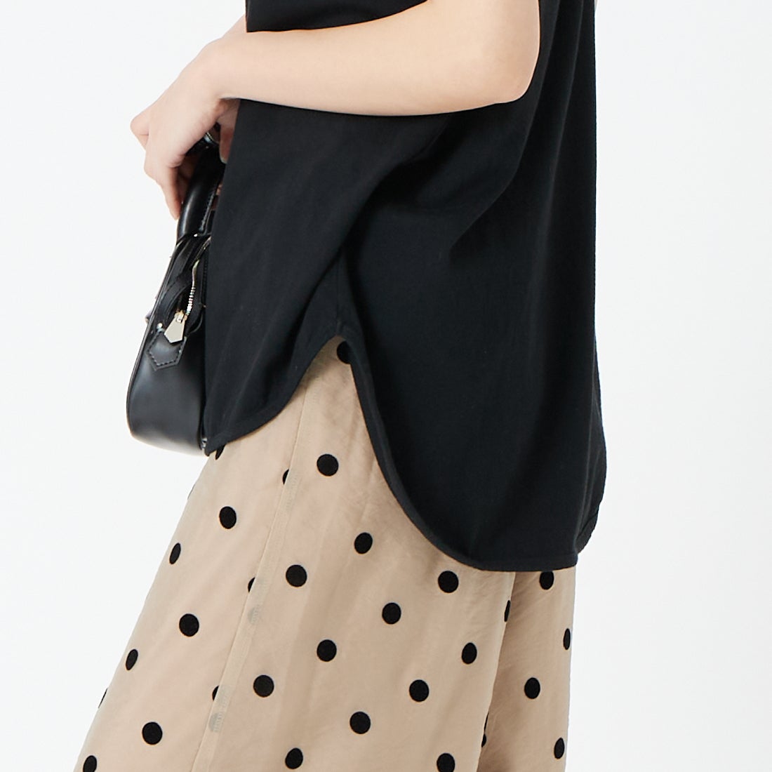 tumugu: [ツムグ] 裾ラウンドタンクトップ [TC23116] 99 BLACK &&モデル身長：162cm 着用サイズ：F&&