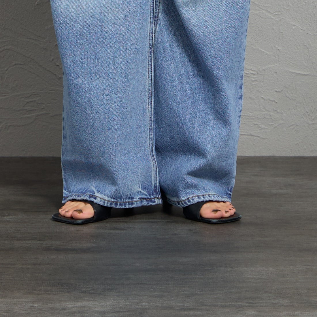 LEVI'S [リーバイス] LOOSE BOOT ジーンズ [005DO-00] 00 EASY DA &&モデル身長：158cm 着用サイズ：25&&