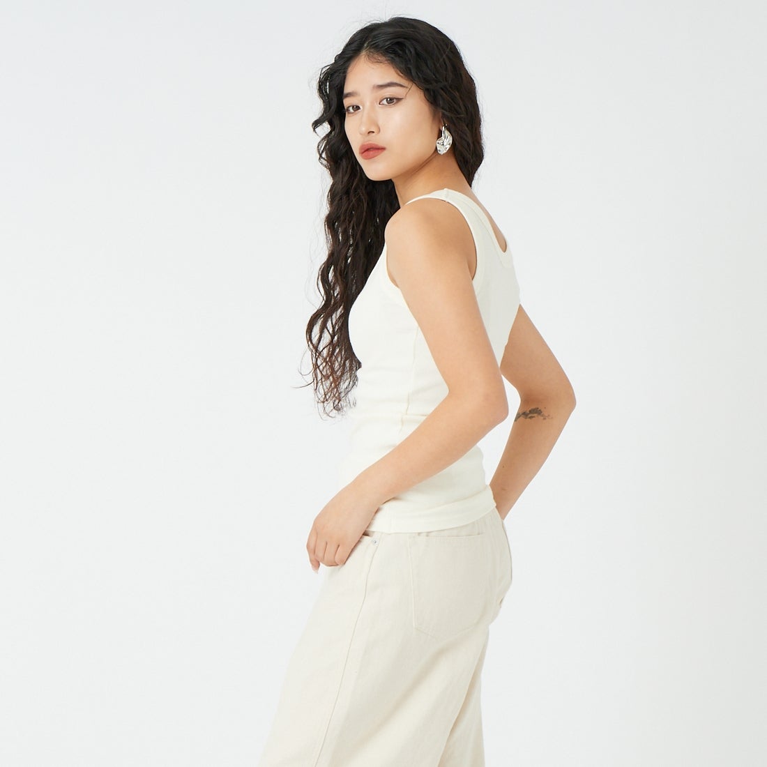 MICA&DEAL [マイカアンドディール] リネンテレコタンクトップ [0126109023] OFF WHITE &&モデル身長：162cm 着用サイズ：F&&