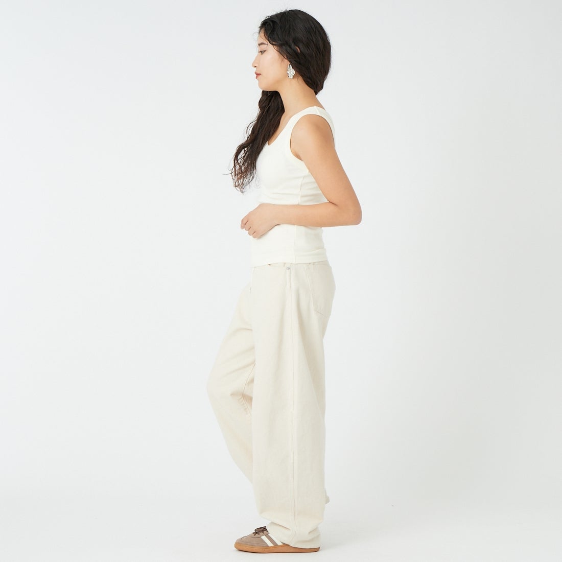 MICA&DEAL [マイカアンドディール] リネンテレコタンクトップ [0126109023] OFF WHITE &&モデル身長：162cm 着用サイズ：F&&