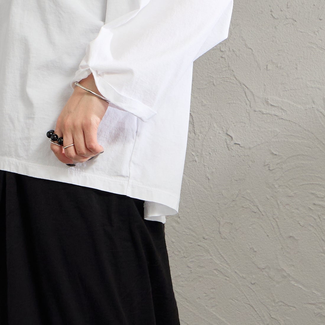 MICA&DEAL [マイカアンドディール] CHAILLY プリントプルオーバー [0126109036] WHITE &&モデル身長：150cm 着用サイズ：F&&