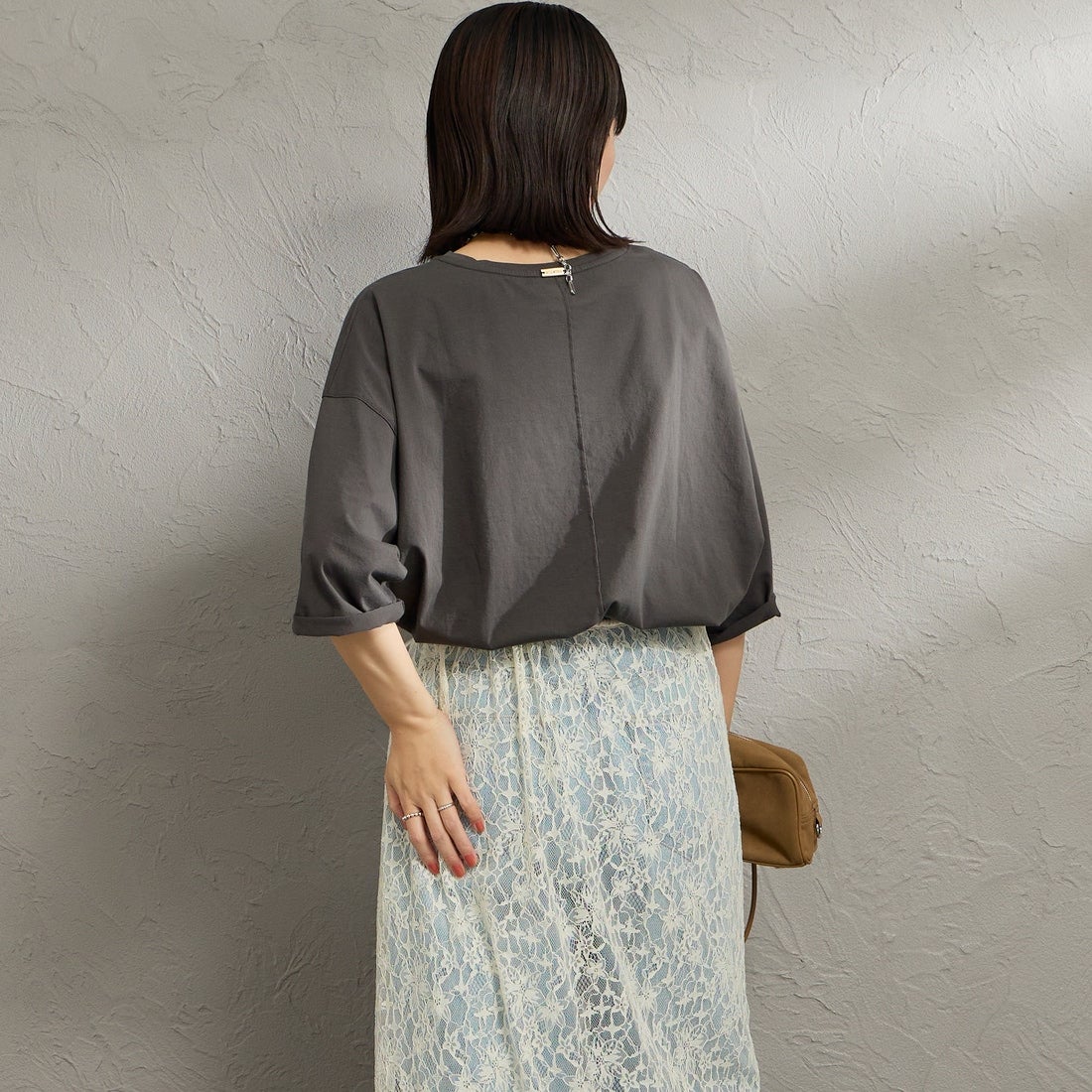 MICA&DEAL [マイカアンドディール] CHAILLY プリントプルオーバー [0126109036] D/GRAY &&モデル身長：160cm 着用サイズ：F&&