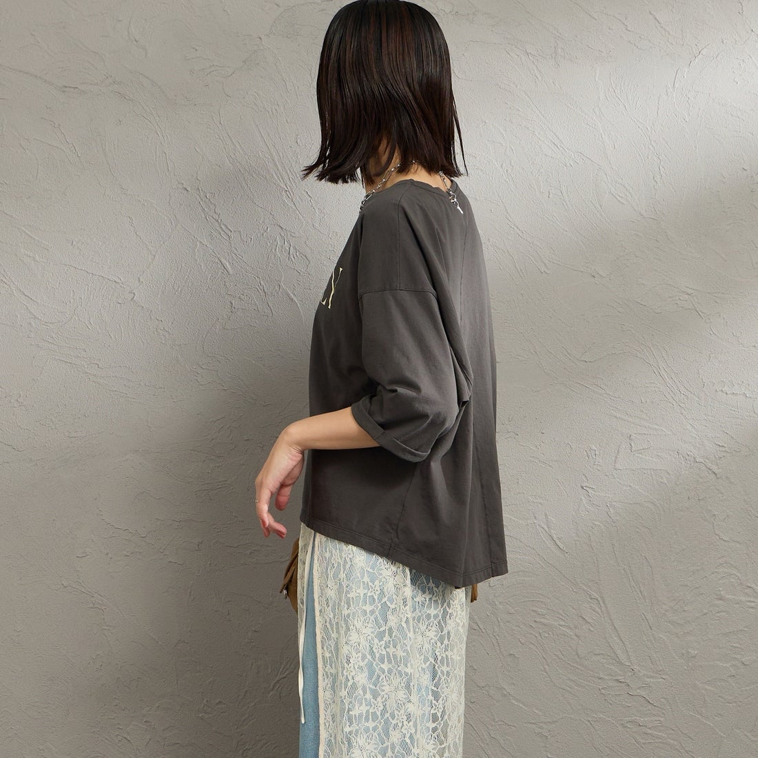 MICA&DEAL [マイカアンドディール] CHAILLY プリントプルオーバー [0126109036] D/GRAY &&モデル身長：160cm 着用サイズ：F&&