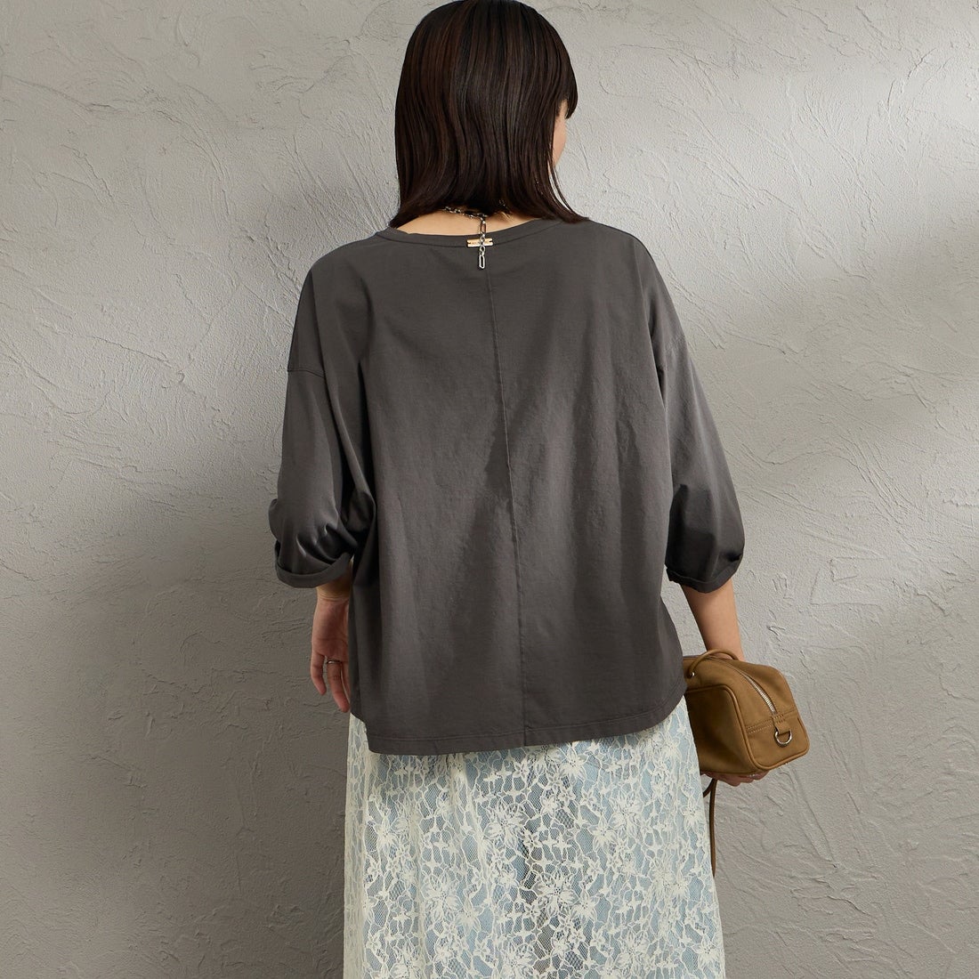 MICA&DEAL [マイカアンドディール] CHAILLY プリントプルオーバー [0126109036] D/GRAY &&モデル身長：160cm 着用サイズ：F&&