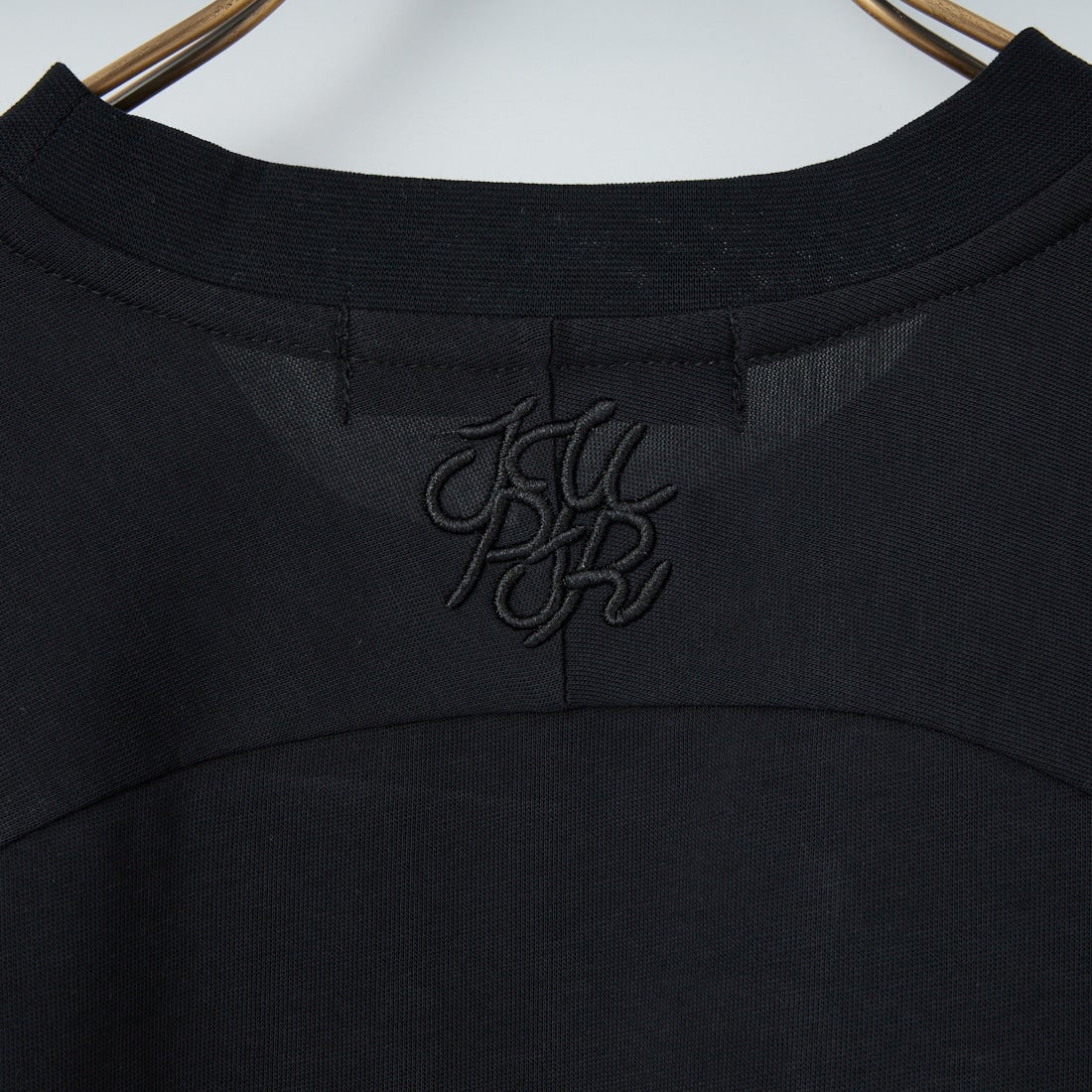 1PIU1UGUALE3 RELAX [ウノ ピゥ ウノ ウグァーレ トレ] ツイルロゴアップリケロングTシャツ [UST-26067] SN90 BLACK