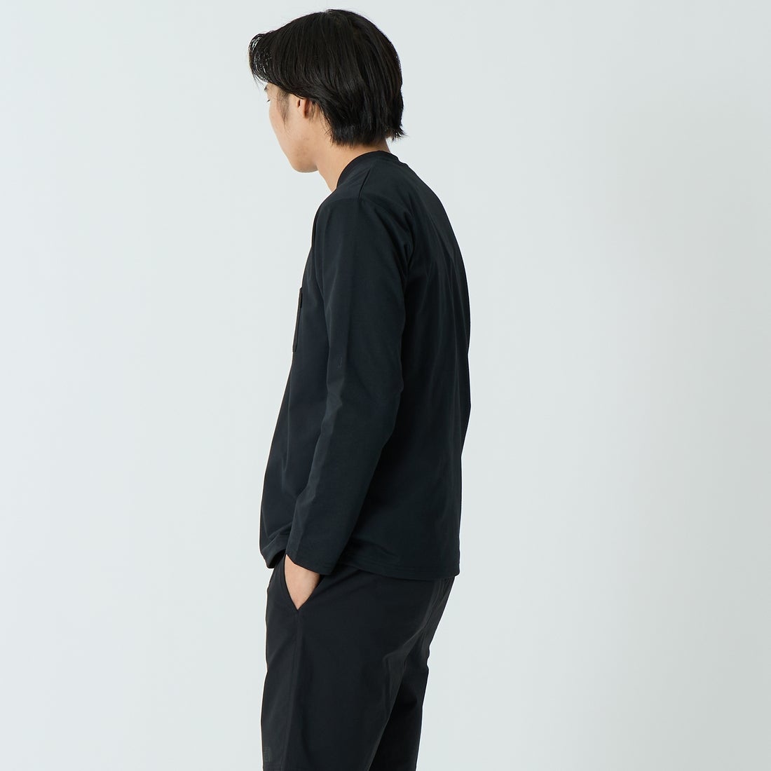 THE NORTH FACE [ザ ノースフェイス] ロングスリーブエアリーポケットTシャツ [NT32630] K &&モデル身長：179cm 着用サイズ：M&&