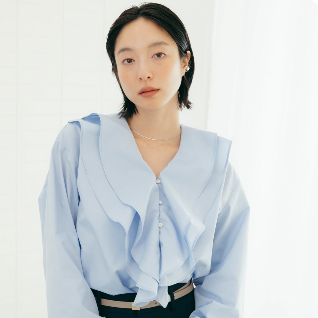 USINE [ユジーヌ] ラッフルカラーフリルブラウス [IN4-SH-6] SAX &&モデル身長：165cm 着用サイズ：F&&