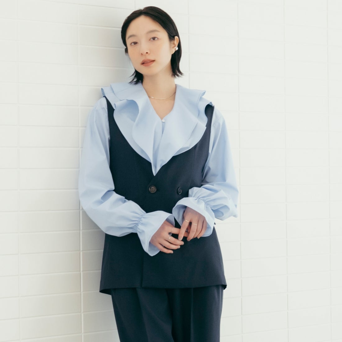 USINE [ユジーヌ] ラッフルカラーフリルブラウス [IN4-SH-6] SAX &&モデル身長：165cm 着用サイズ：F&&