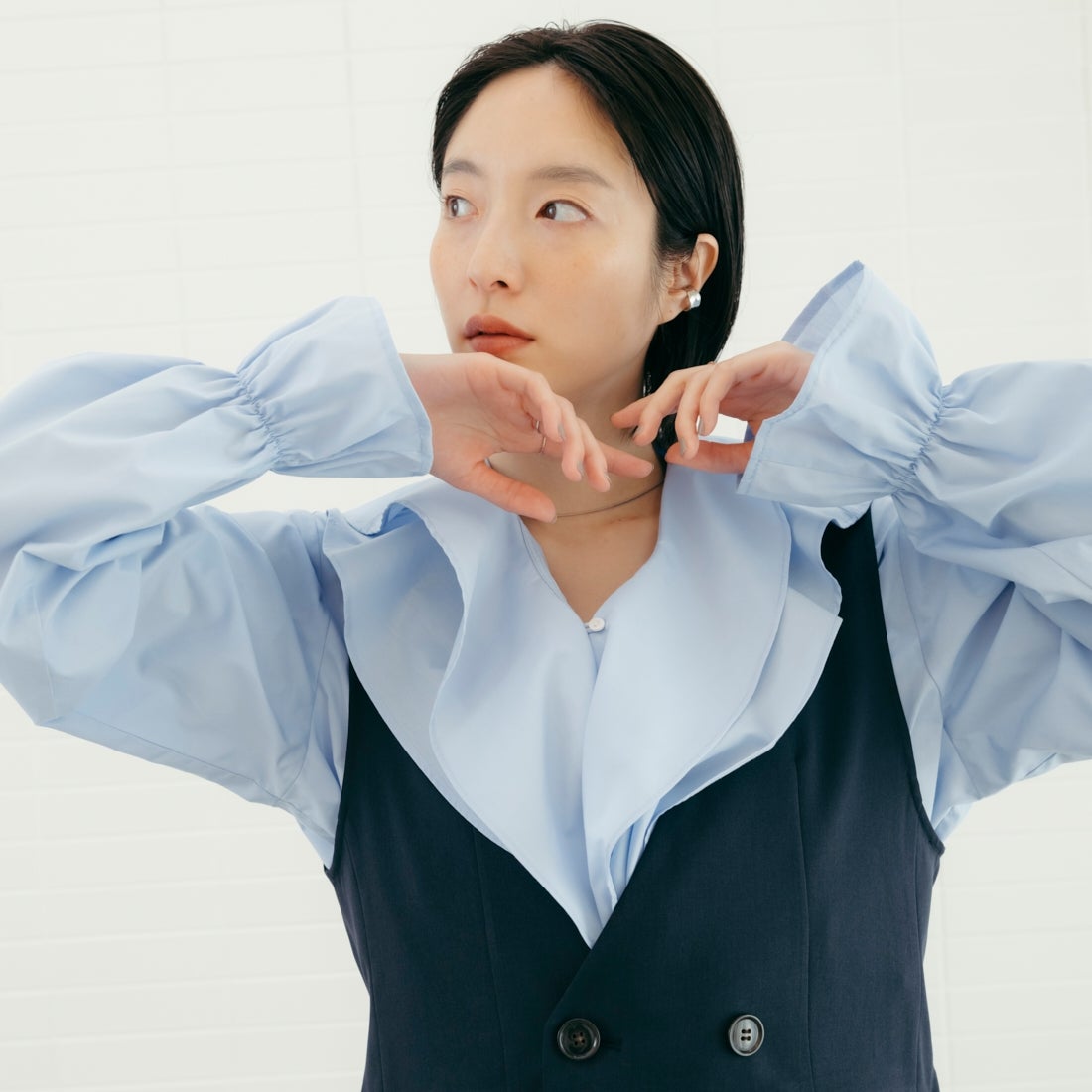 USINE [ユジーヌ] ラッフルカラーフリルブラウス [IN4-SH-6] SAX &&モデル身長：165cm 着用サイズ：F&&