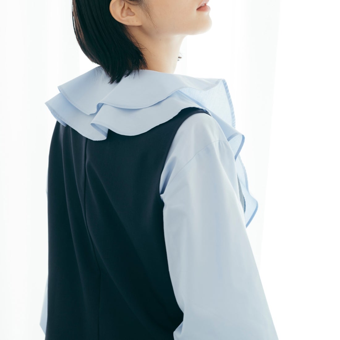 USINE [ユジーヌ] ラッフルカラーフリルブラウス [IN4-SH-6] SAX &&モデル身長：165cm 着用サイズ：F&&