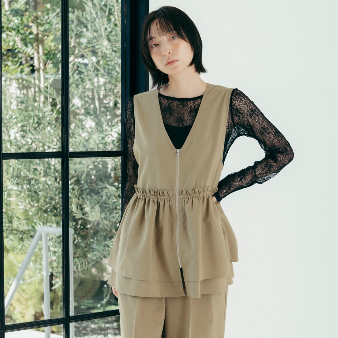 USINE [ユジーヌ] 機能素材ギャザーペプラムベスト [21267056] 033 ﾍﾞｰｼﾞｭ &&モデル身長：165cm 着用サイズ：F&&