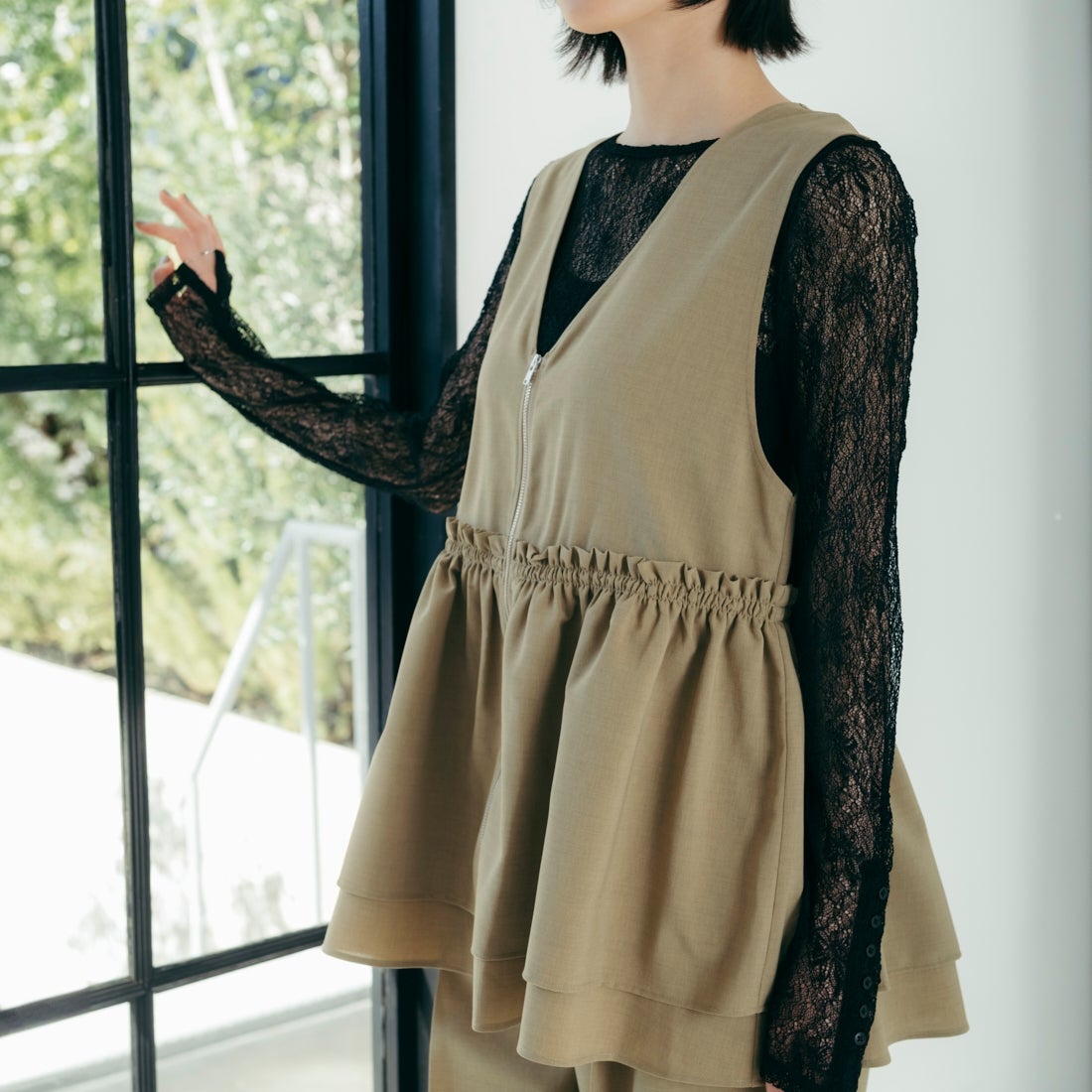 USINE [ユジーヌ] 機能素材ギャザーペプラムベスト [21267056] 033 ﾍﾞｰｼﾞｭ &&モデル身長：165cm 着用サイズ：F&&