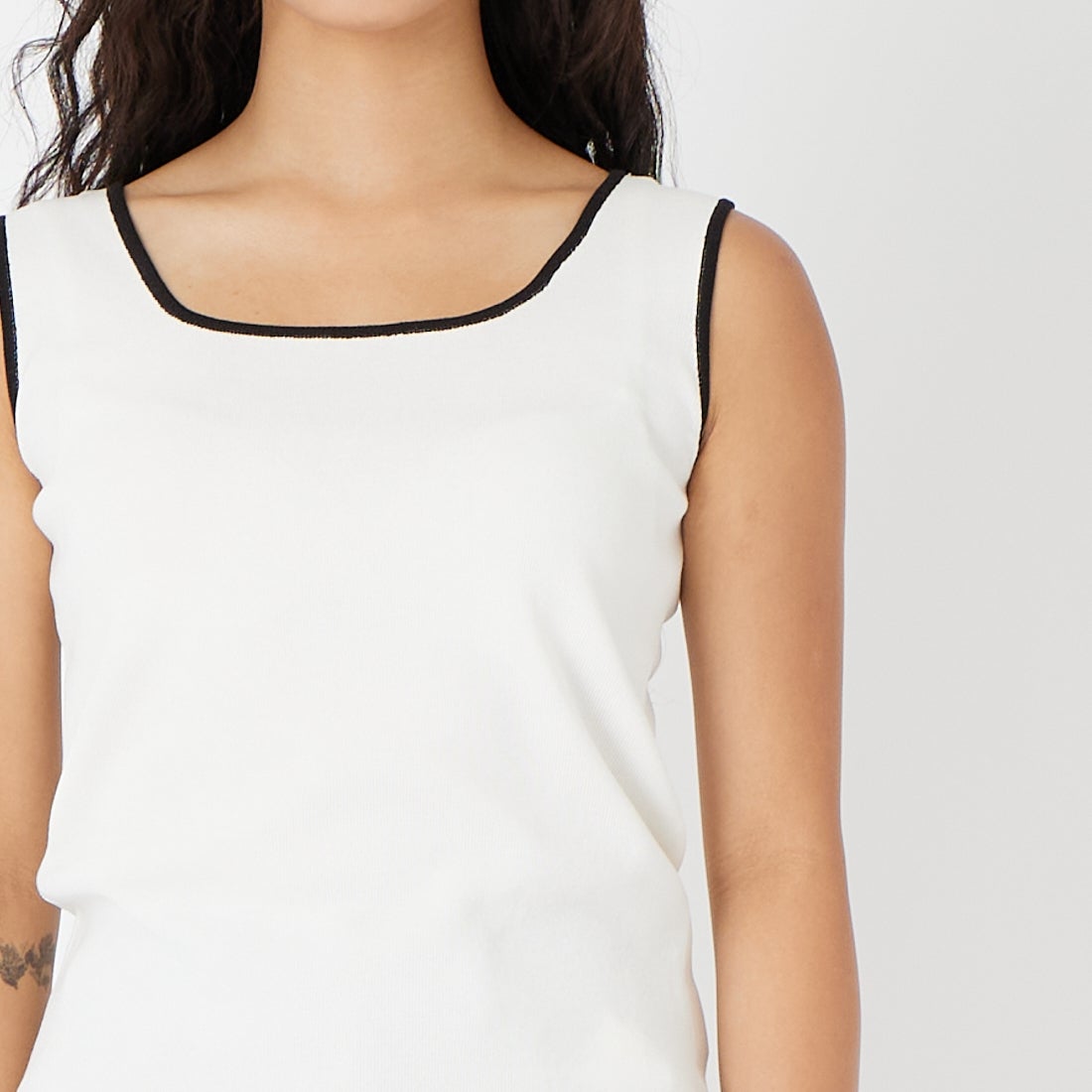 CLOCHE [クロシェ] 配色スクエアニットタンクトップ [61285581] ｵﾌ/ﾌﾞﾗｯｸ &&モデル身長：162cm 着用サイズ：2&&