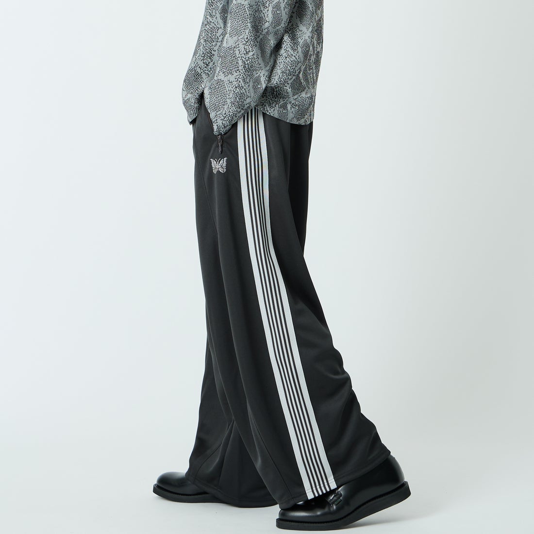 Needles [ニードルズ] ヒザデルトラックパンツ [SX410] C CHARCOAL &&モデル身長：179cm 着用サイズ：S&&