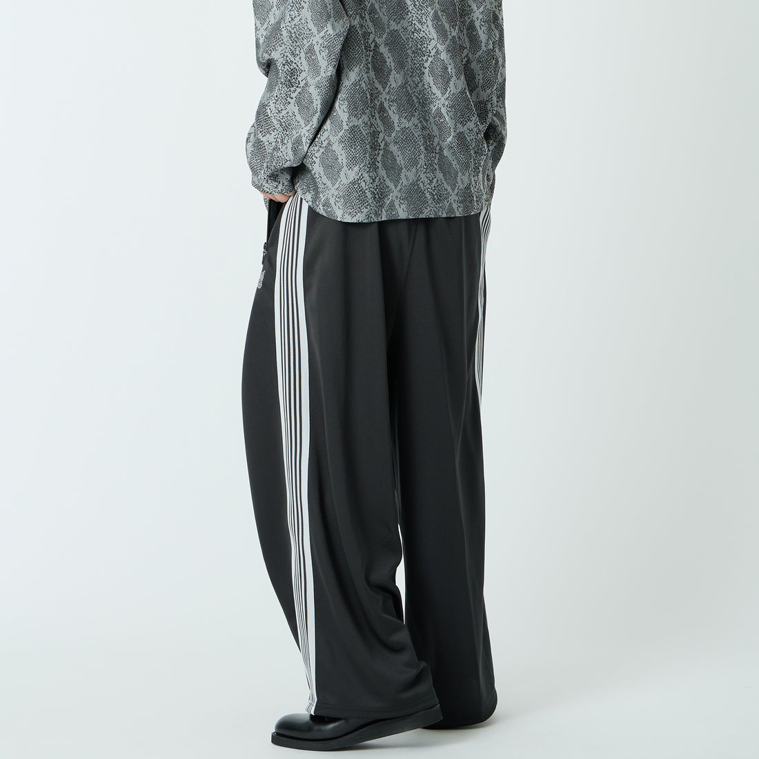 Needles [ニードルズ] ヒザデルトラックパンツ [SX410] C CHARCOAL &&モデル身長：179cm 着用サイズ：S&&