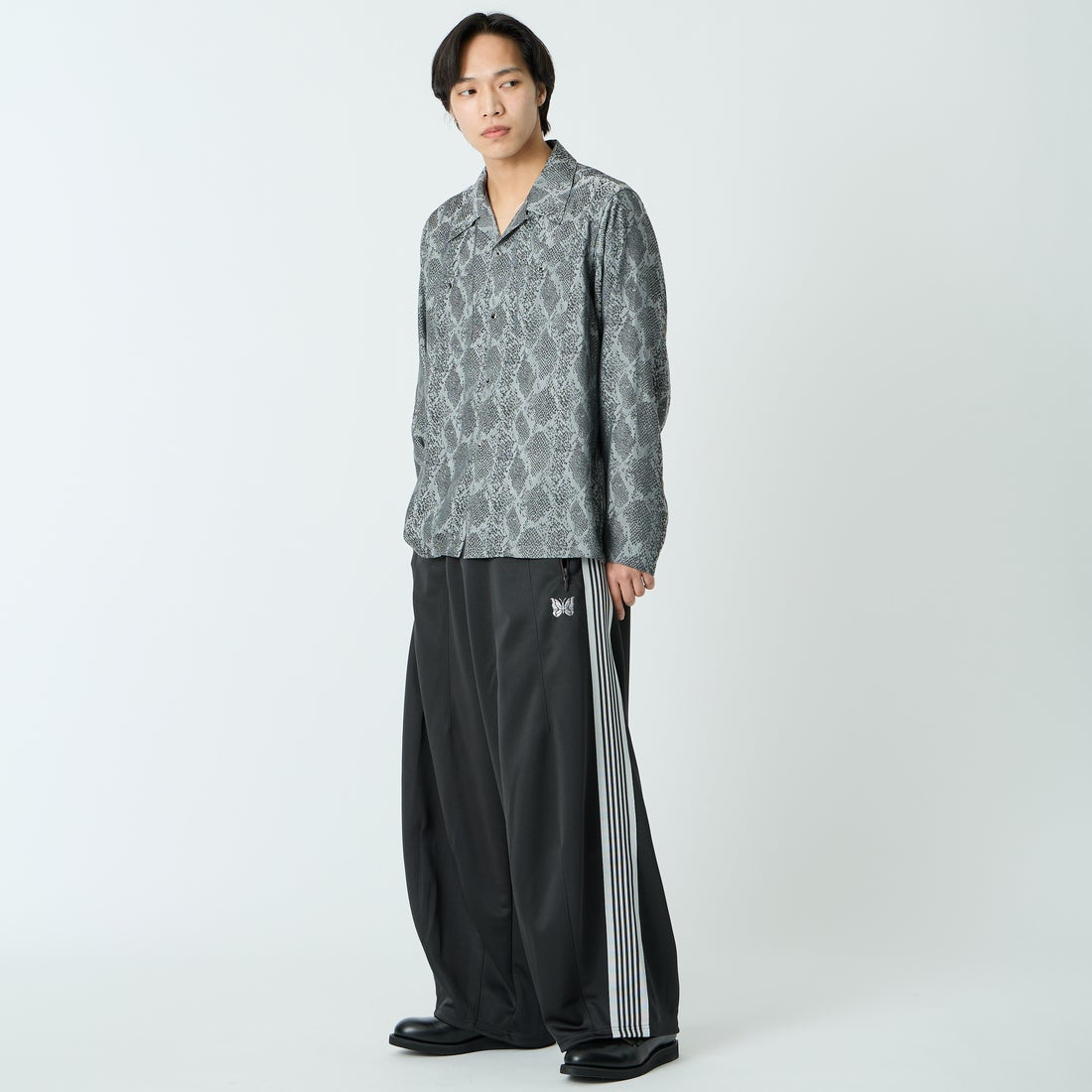 Needles [ニードルズ] ヒザデルトラックパンツ [SX410] C CHARCOAL &&モデル身長：179cm 着用サイズ：S&&