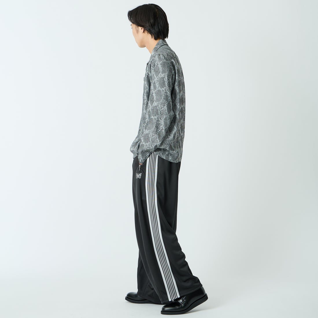 Needles [ニードルズ] ヒザデルトラックパンツ [SX410] C CHARCOAL &&モデル身長：179cm 着用サイズ：S&&