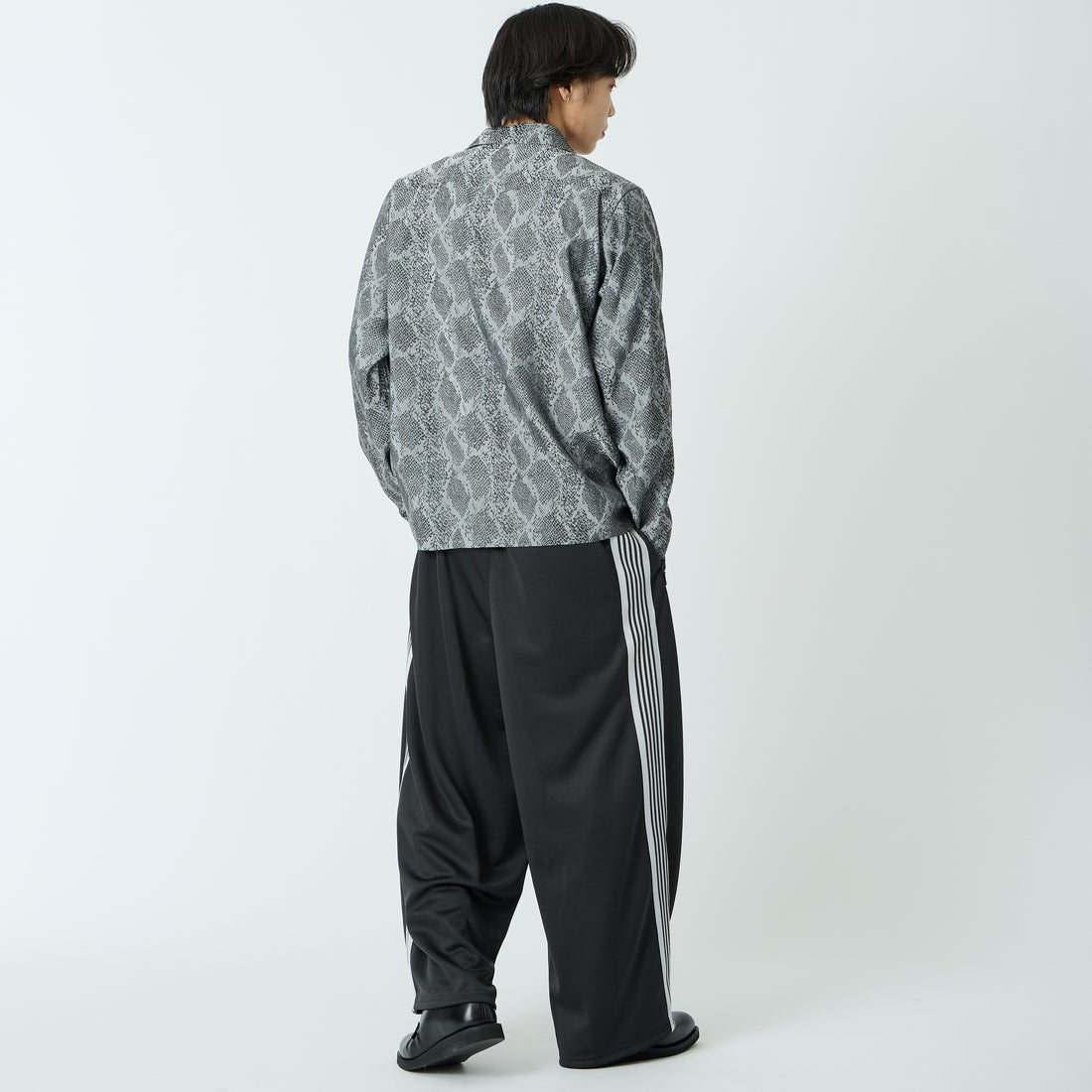 Needles [ニードルズ] ヒザデルトラックパンツ [SX410] C CHARCOAL &&モデル身長：179cm 着用サイズ：S&&