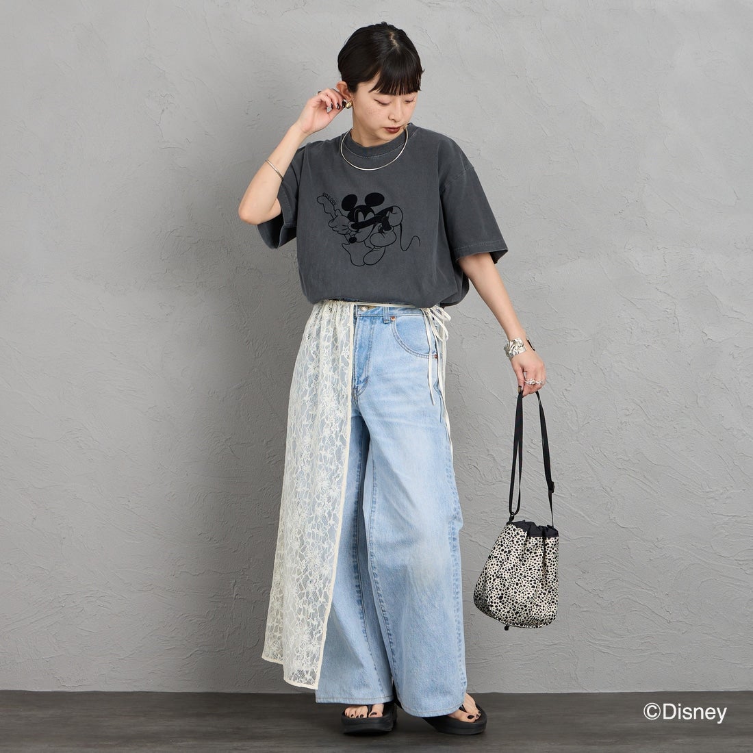 GOOD ROCK SPEED [グッドロックスピード] 別注 MICKEY MOUSE / フロッキープリントTシャツ [INTN-070-JF] CHARCOAL &&モデル身長：150cm 着用サイズ：M&&