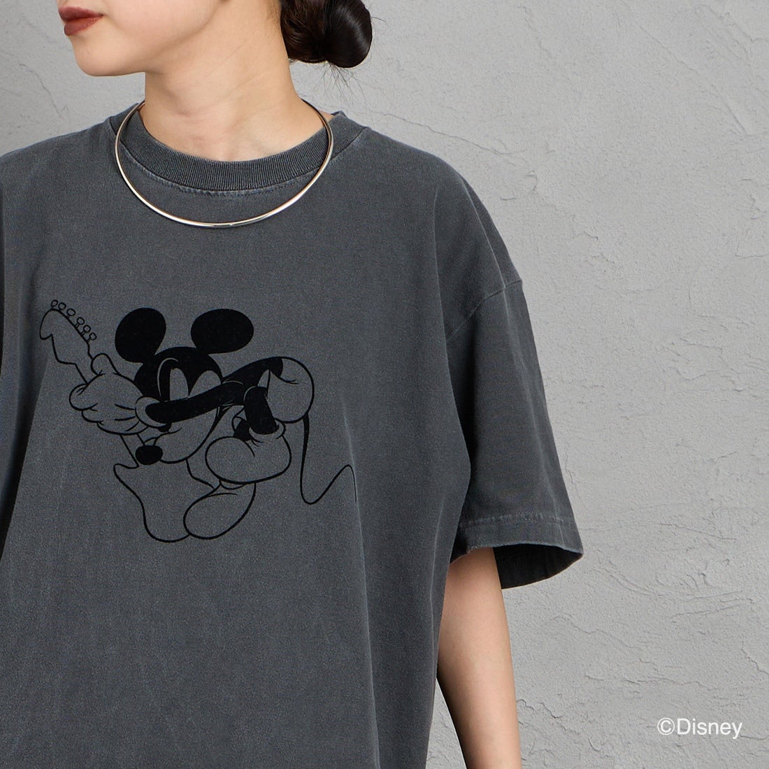 GOOD ROCK SPEED [グッドロックスピード] 別注 MICKEY MOUSE / フロッキープリントTシャツ [INTN-070-JF] CHARCOAL &&モデル身長：150cm 着用サイズ：M&&
