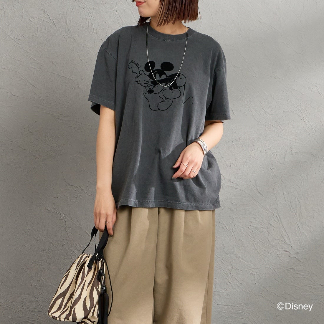 GOOD ROCK SPEED [グッドロックスピード] 別注 MICKEY MOUSE / フロッキープリントTシャツ [INTN-070-JF] CHARCOAL &&モデル身長：159cm 着用サイズ：M&&