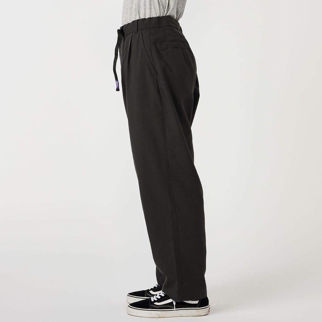 THE NORTH FACE PURPLE LABEL [ザ ノースフェイス パープルレーベル] ポリエステルトロピカル フィールドワークパンツ [N26SC064] K BLACK &&モデル身長：177cm 着用サイズ：32&&